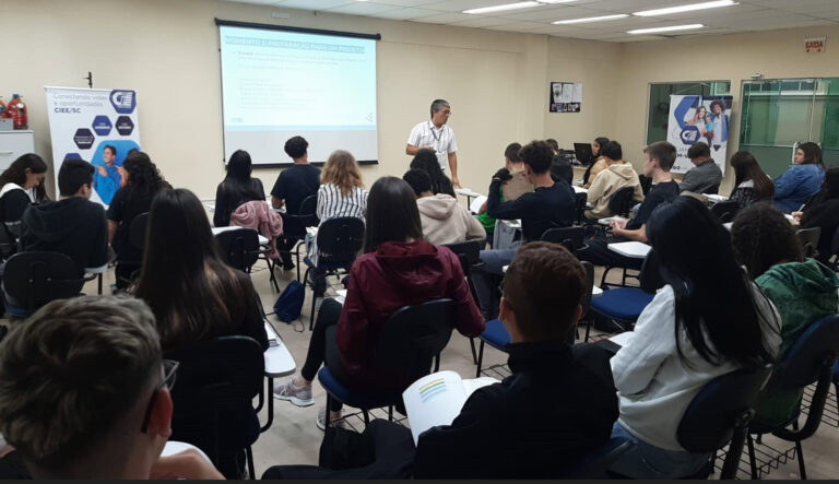 Voluntários da Duas Rodas levam programas da ONG Junior Achievement para jovens aprendizes