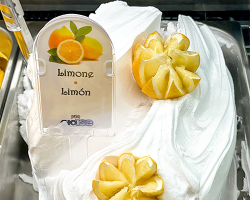 Mostruário de sorvete sabor limão siciliano.
