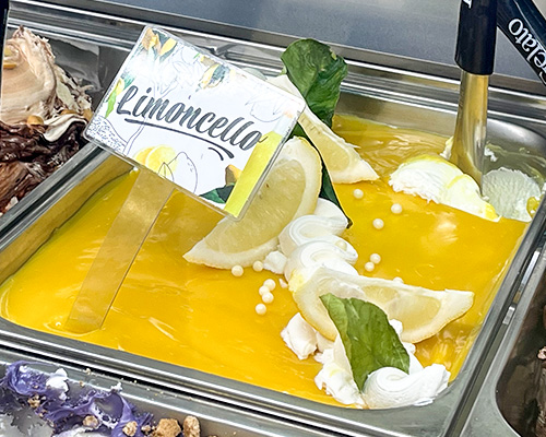 Mostruário de sorvete sabor limão siciliano.