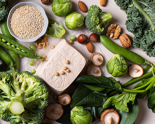 Legumes e verduras de cor verde.