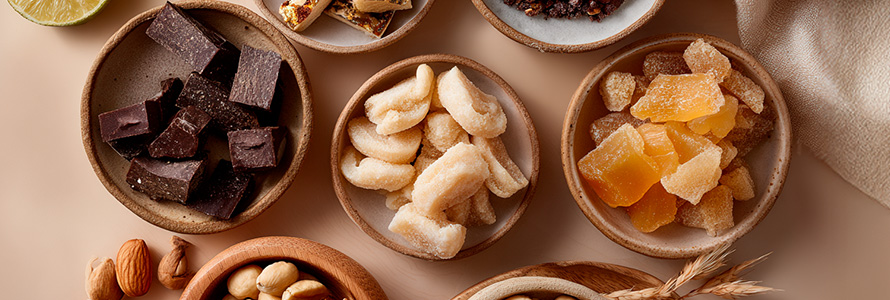 Recipientes com diversos biscoitos.