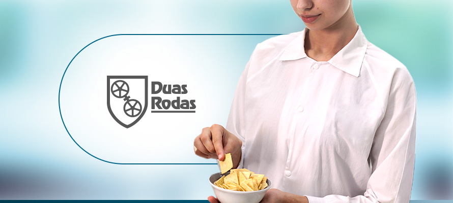 Banner com fundo azul mostrando colaborador de jaleco e a logo da Duas Rodas.
