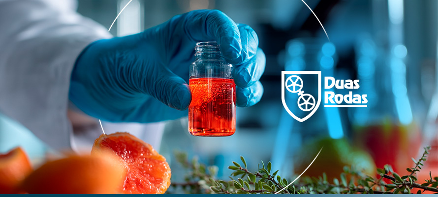 Imagem de laboratório com frasco contendo líquido vermelho, ambiente de pesquisa cientifica, simbolizando inovação na área de biotecnologia.