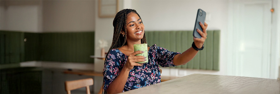 Mujer tomando una foto mientras bebe matcha.