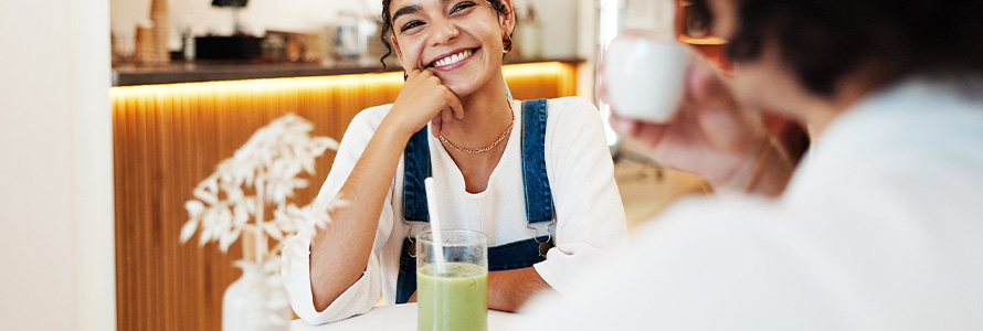 Mulher feliz tomando bebida de mate.