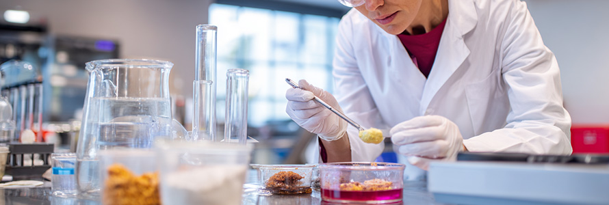 Mulher trabalhando em laboratório de indústria alimentar.
