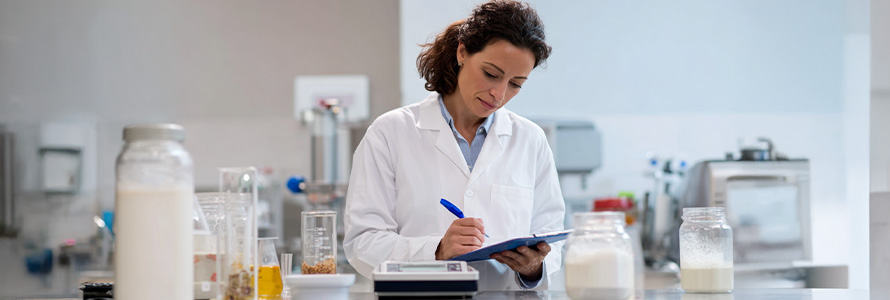 Mulher trabalhando em laboratório de química.