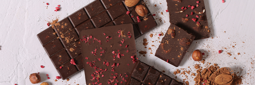 Imagem de barras de chocolates de diferentes sabores.