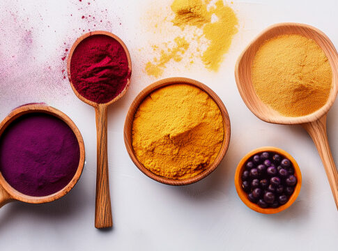 Imagem de pós e ingredientes desidratados variados.