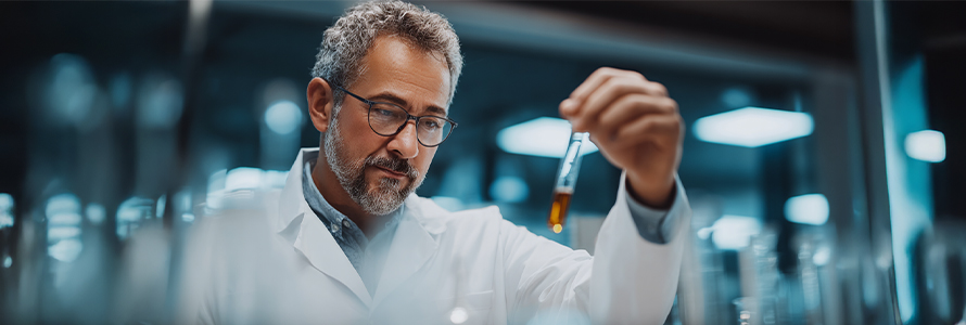 Cientista de alimentos trabalhando em laboratório.