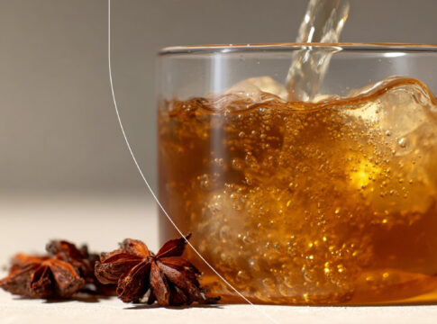 Té con anís siendo servido