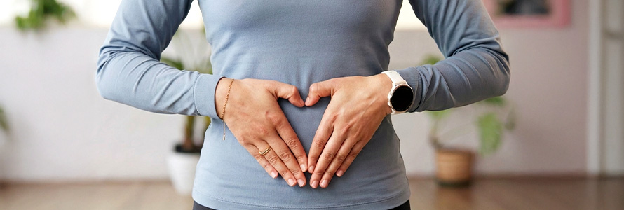 Mulher com mãos na barriga