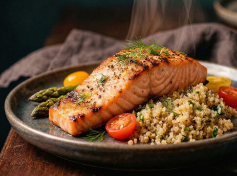 Salmão grelhado com quinoa.