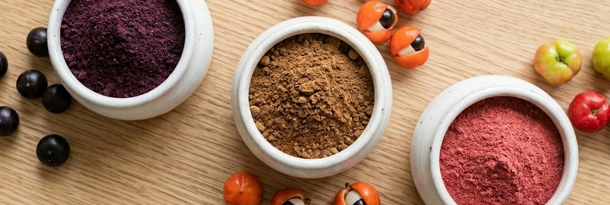 Pós de açaí, guaraná e acerola em potes