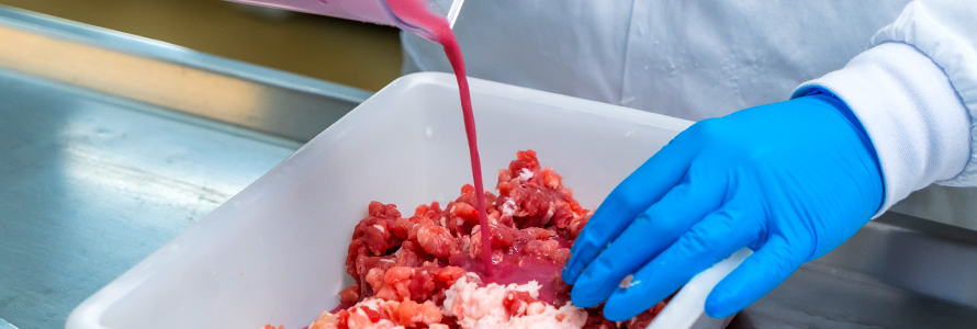 Adicionando solução líquida à carne