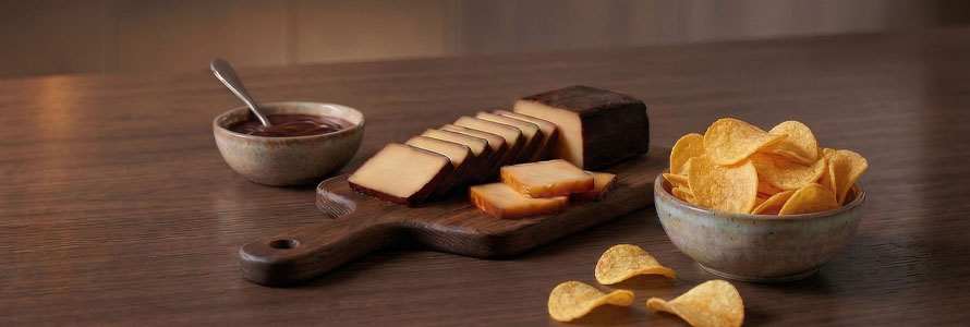 Queso ahumado rebanado con chips y salsa