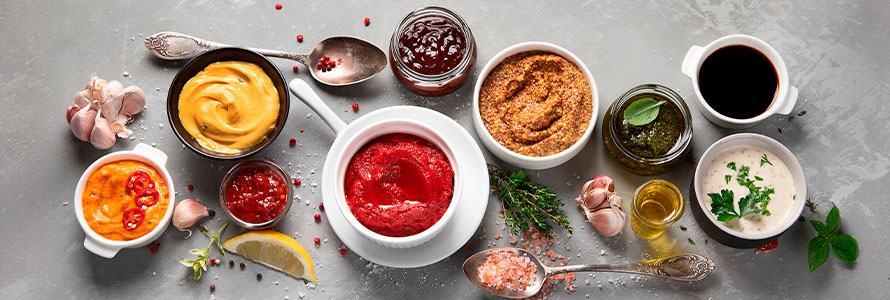 Variedad de salsas y condimentos diversos