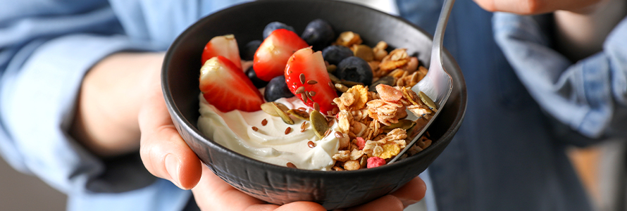 Tazón de yogur con granola, fresas y arándanos