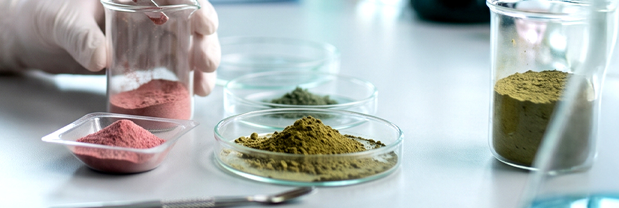 Amostras de ingredientes em pó sendo analisadas em laboratório