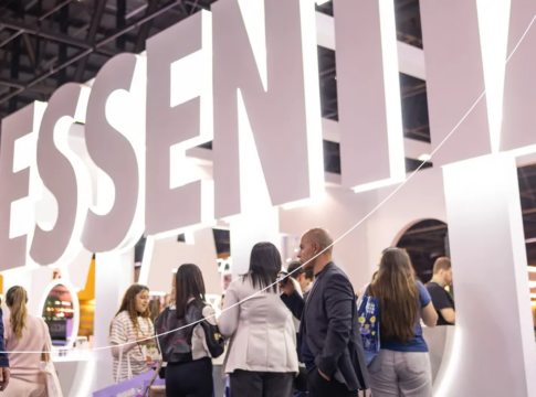 Visitantes caminhando pelo estande da Essentia em feira de alimentos