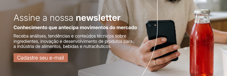 Banner de assinatura da newsletter com uma pessoa mexendo no celular ao lado de uma garrafa de suco.