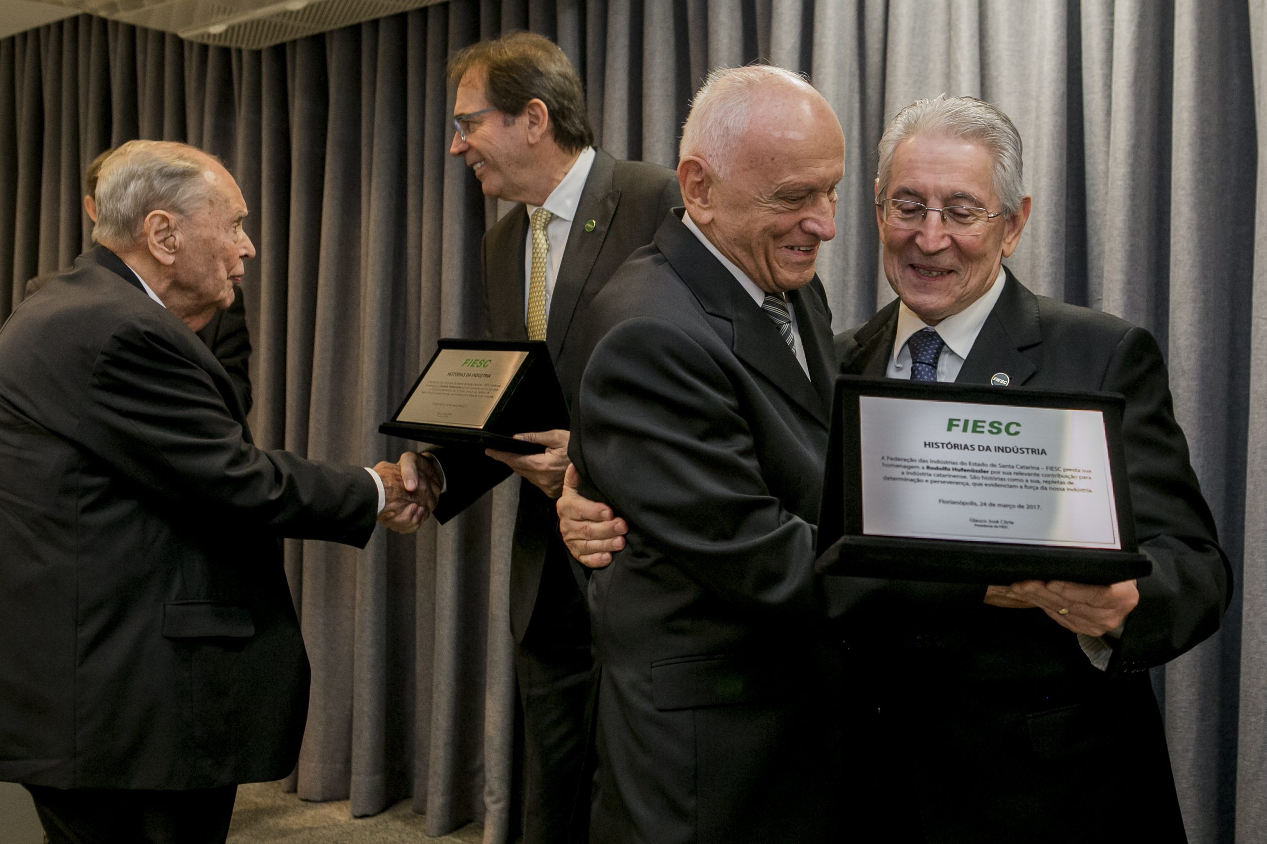 Dietrich e Rodolfo Hufenüssler recebem placa por homenagem concedida pela federação à empresa, em 2007.