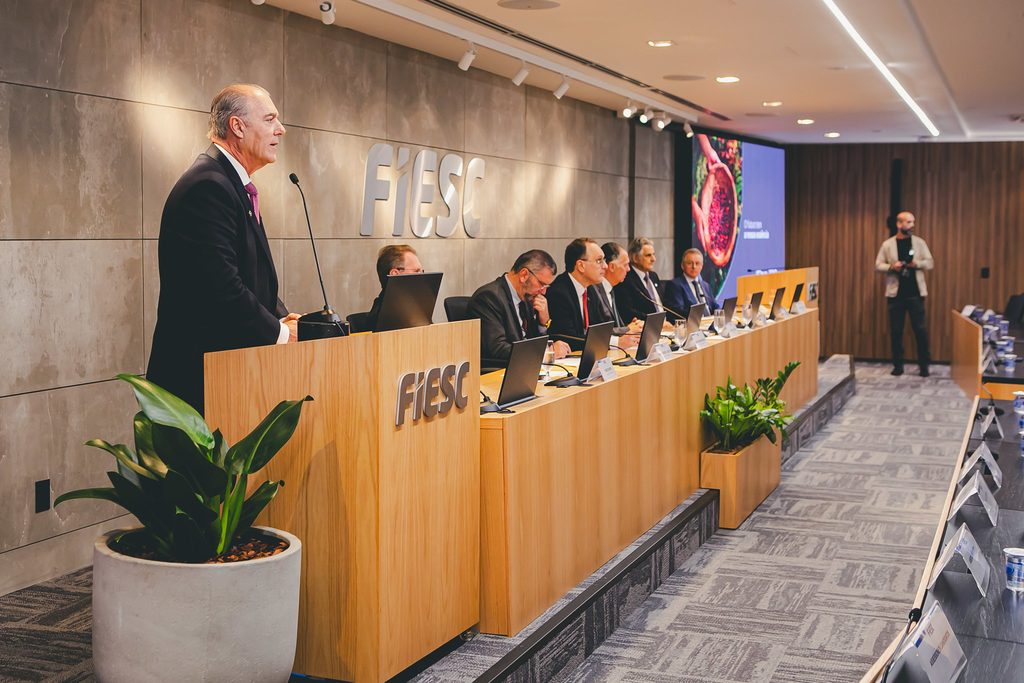 Leonardo Zipf apresenta DR Aromas & Ingredientes durante Reunião de Diretoria da Fiesc