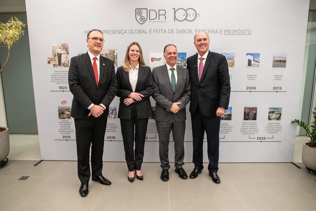 Presidente Executiva da DR Aromas & Ingredientes, Rosemeri Francener, e Presidente do Conselho de Administração da DR, Leonardo Zipf, com o presidente da Fiesc, Gilberto Seleme (centro), e o 1º vice-presidente da entidade, André Armin Odebrecht
