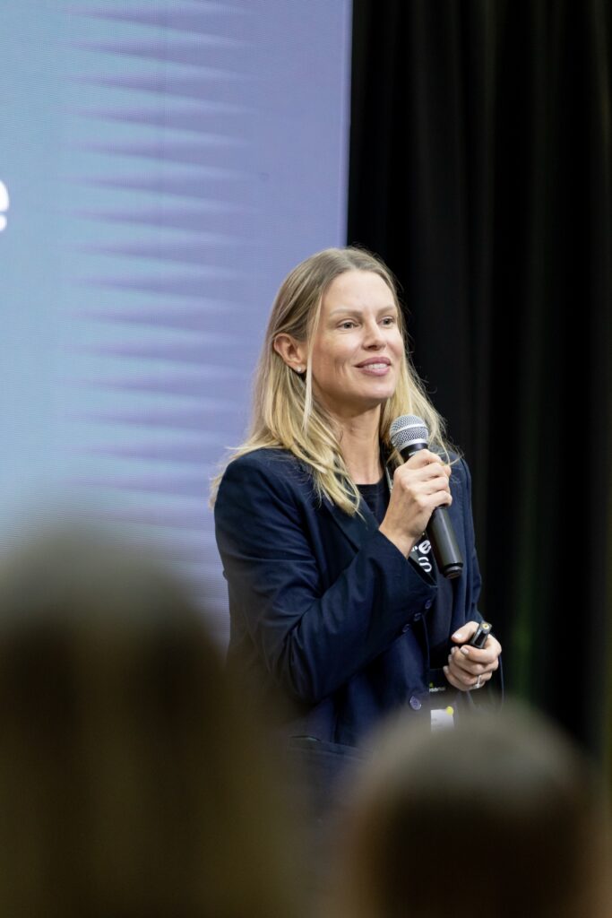 Presidente Executiva da DR Aromas & Ingredientes, Rosemeri Francener, no palco da Acijs, durante o 3º Summit Empresarial, apresentando case da empresa sobre governança e sucessão