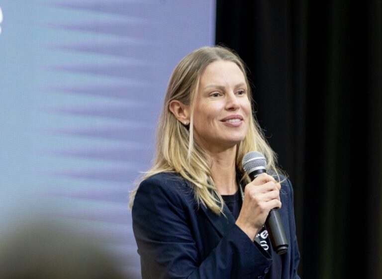 Rosemeri Francener apresenta experiência da DR Aromas &amp; Ingredientes em governança e sucessão no 3º Summit Empresarial ACIJS