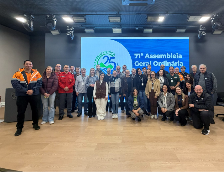 A imagem, apresenta um grupo de pessoas que participaram da 71ª Assembleia Geral Ordinária do Comitê de Gerenciamento da Bacia Hidrográfica do Rio Itapocu e Bacias Contíguas.