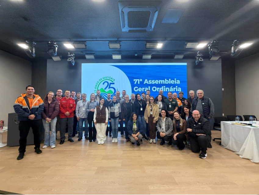 The image shows the participants of the 71st Ordinary General Assembly of the Itapocu River Basin Management Committee and Adjacent Basins.