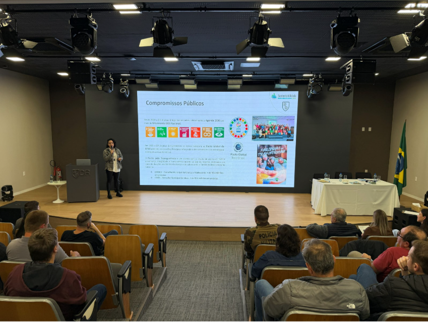 The image shows the assembly host presenting Committee members with initiatives carried out at the company’s headquarters for water treatment, monitoring, and responsible use.